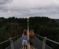 Lopen over hangbrug Geierlay