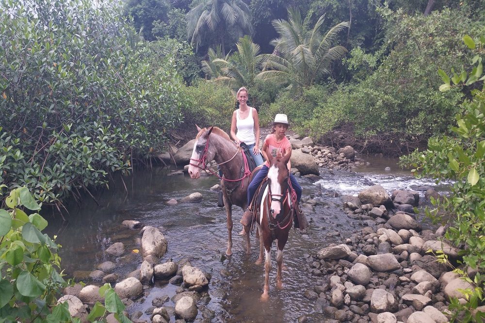 Aisha en Bar paardrijden Aisha en Bar paardrijden