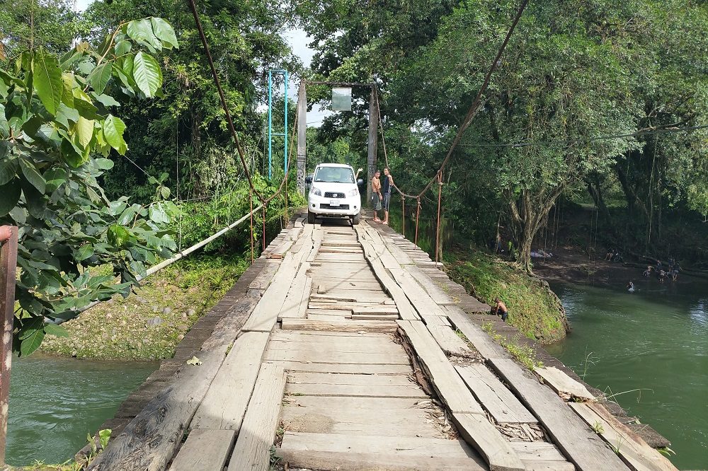 Autorijden in Costa Rica over brug bij Puerto Viejo de Sarapiqui