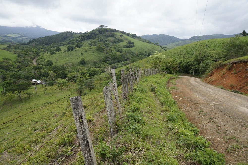 Autorijden in Costa Rica over onverharde weg in Boca Tapada Autorijden in Costa Rica over onverharde weg in Boca Tapada