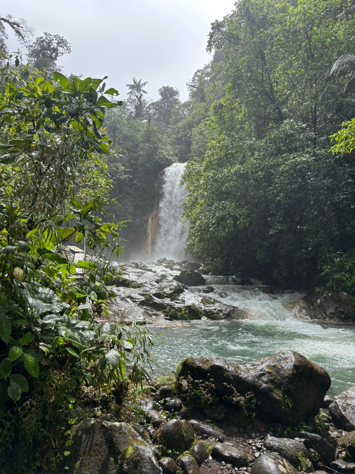 Bajos del Toro Blue Falls () Bajos del Toro Blue Falls ()