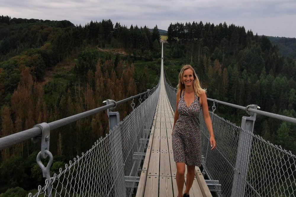 Barbara lopend over hangbrug