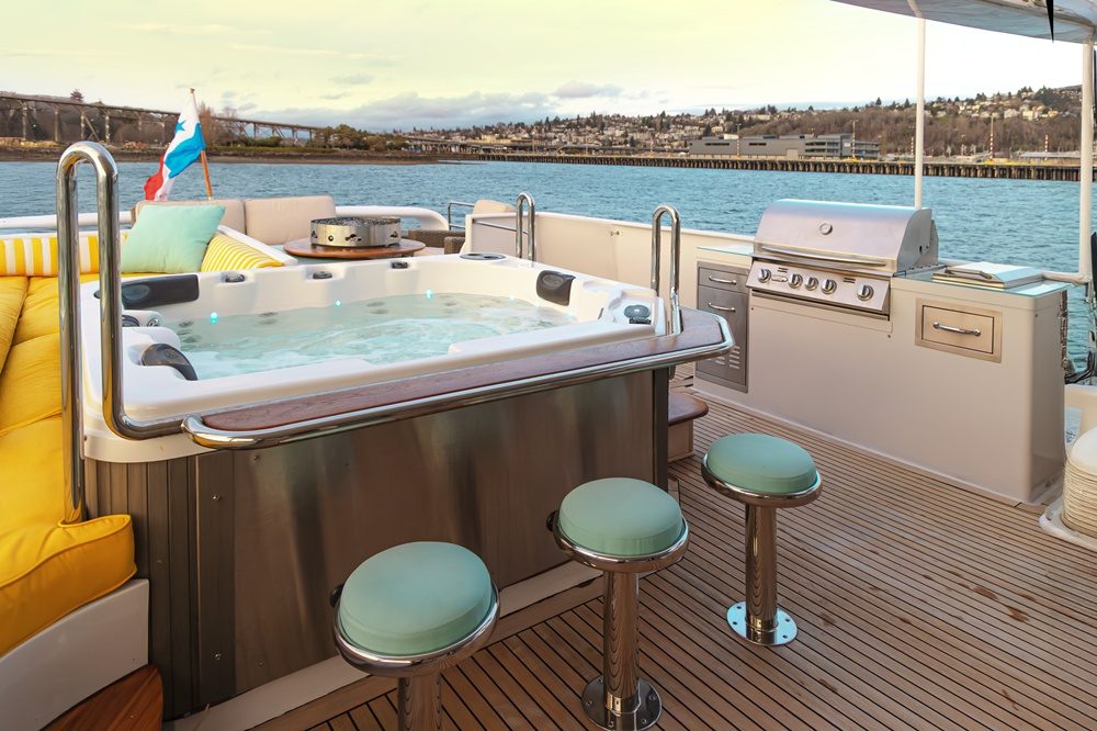 Ecuador Galápagos luxury cruise Jaccuzi