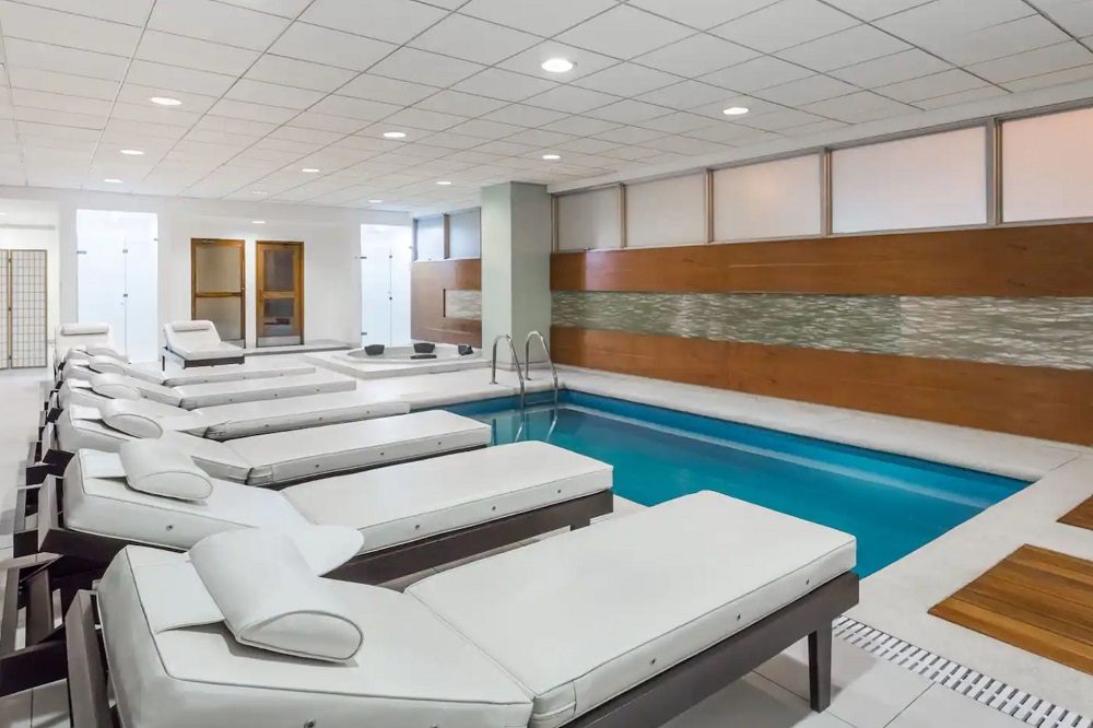 Hotel lima airport zwembad