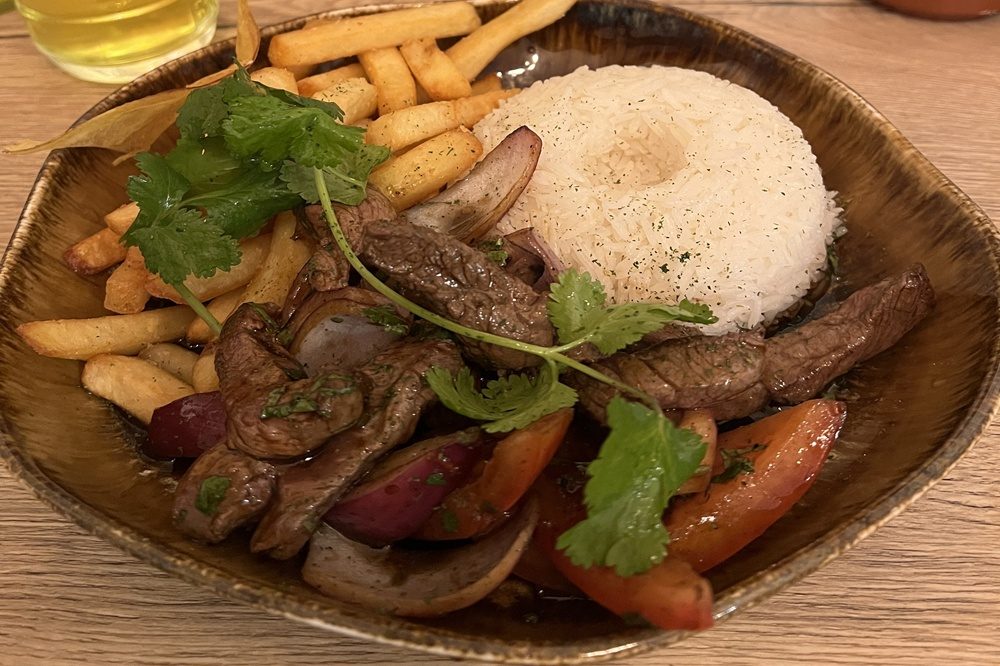 Lomo saltado eten en drinken peru