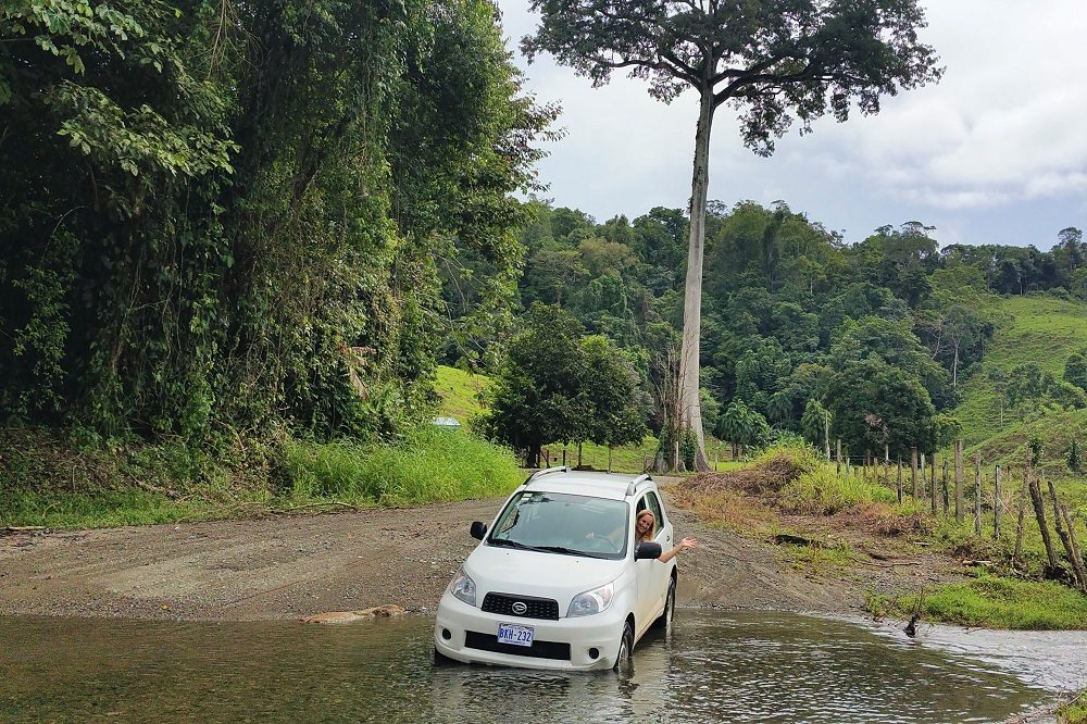 autorijden in Costa Rica door rivier autorijden in Costa Rica door rivier