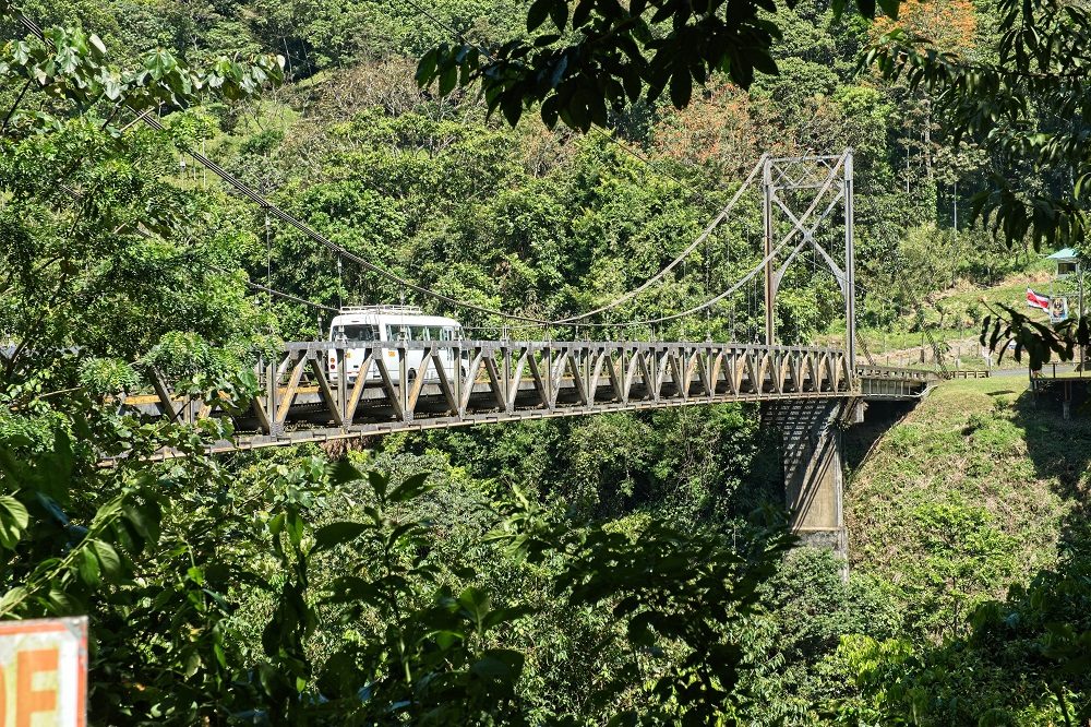 autorijden in Costa Rica over brug bij Carara