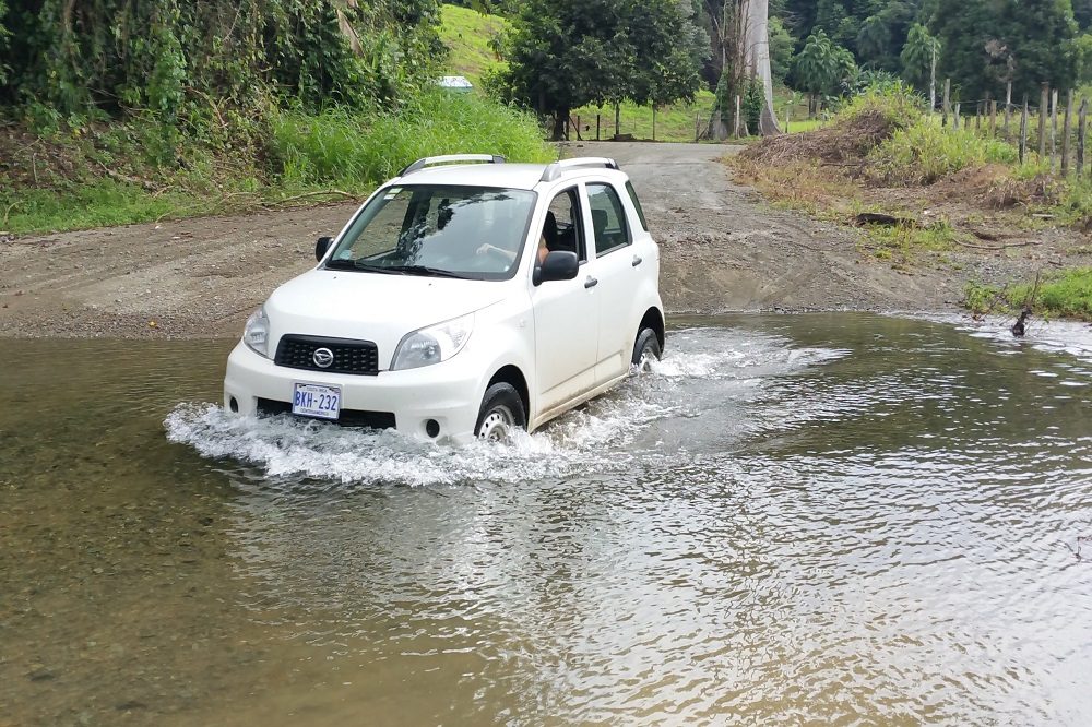 autorijden in Costa Rica rijden door rivier autorijden in Costa Rica rijden door rivier