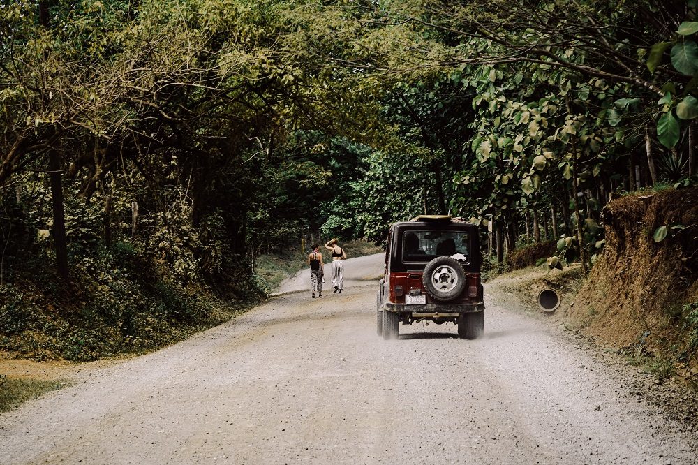 jeep onverharde weg (foto Unsplash)