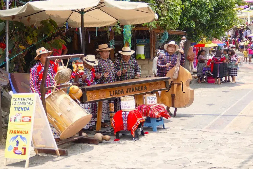 lake atitlan dorp muzikanten 1 jpg